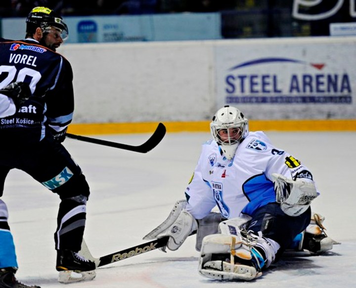 Kuriozita roka - Čiliakov gól ramenom cez celé klzisko!